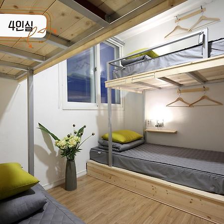 First Guesthouse Μπουσάν Εξωτερικό φωτογραφία